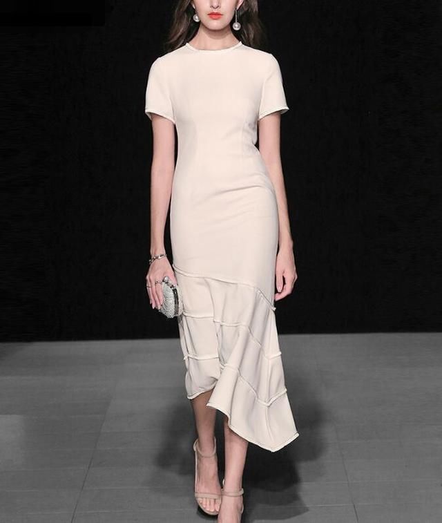 穿着欧美款短袖蕾丝显瘦连衣裙，气质不同凡响