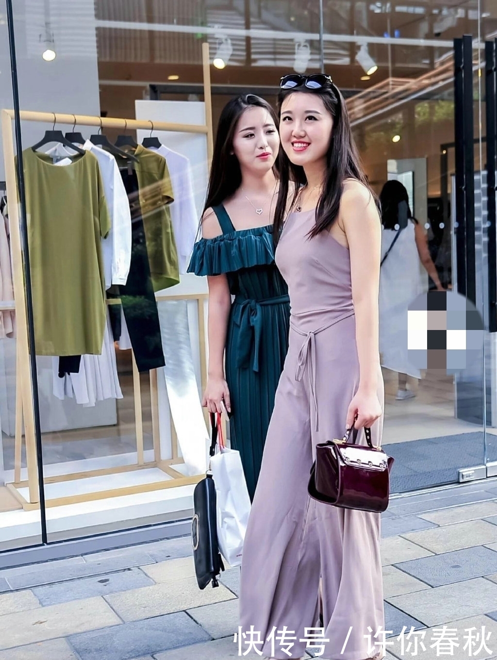 「 姐妹花」站立街头宛如一对姐妹花,性感优雅,两位漂亮的美女