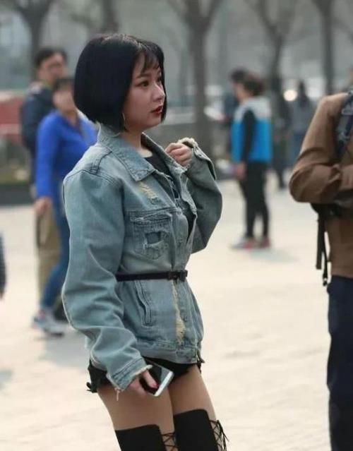  [清爽]街拍：出水芙蓉的美女，一件红色的连衣裙，时尚清爽自然美