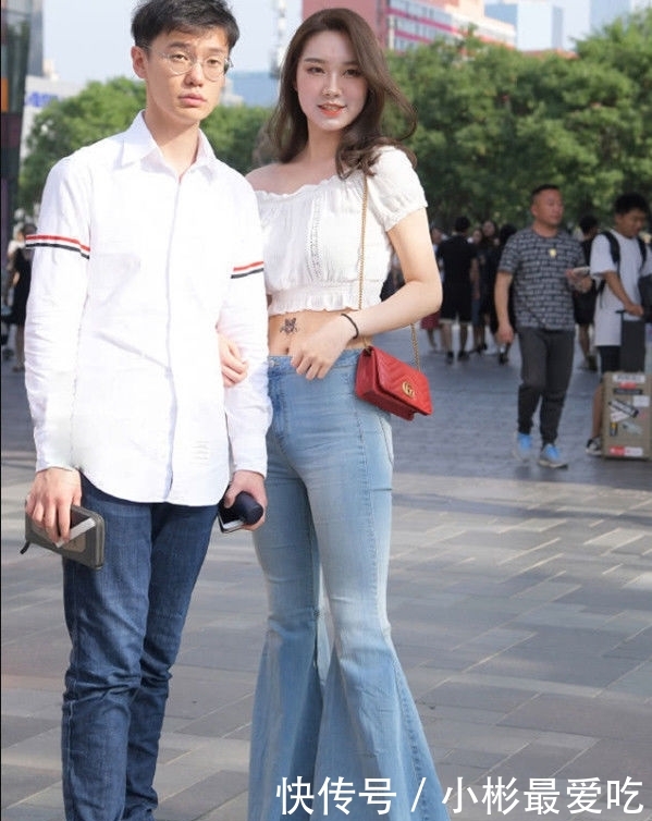  『展现』如果一件抹胸装不够美，那就再加一条喇叭裤