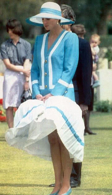 同样是被风掀起裙子，戴安娜的表现就很淡定，而卡米拉却显得很滑