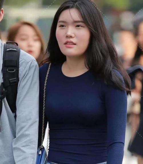 「美女」街拍:皮肤白皙的美女,一件黑色开衫配蓝色牛仔裤,时尚气质十足