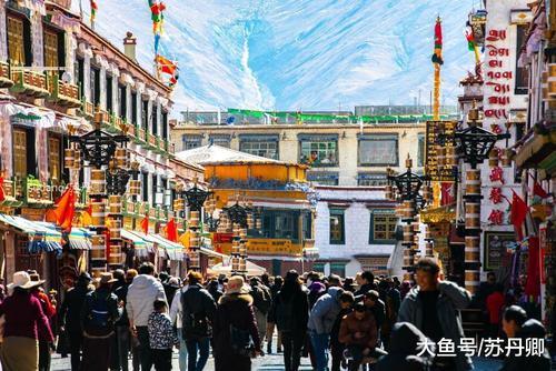 八廓街随拍：拉萨街头那些转经磕长头的人不工作不上学吗？