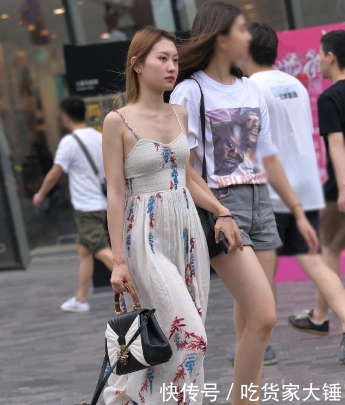 吊带■街拍：身穿吊带枫叶裙的小姐姐，魅力十足的女神范儿！
