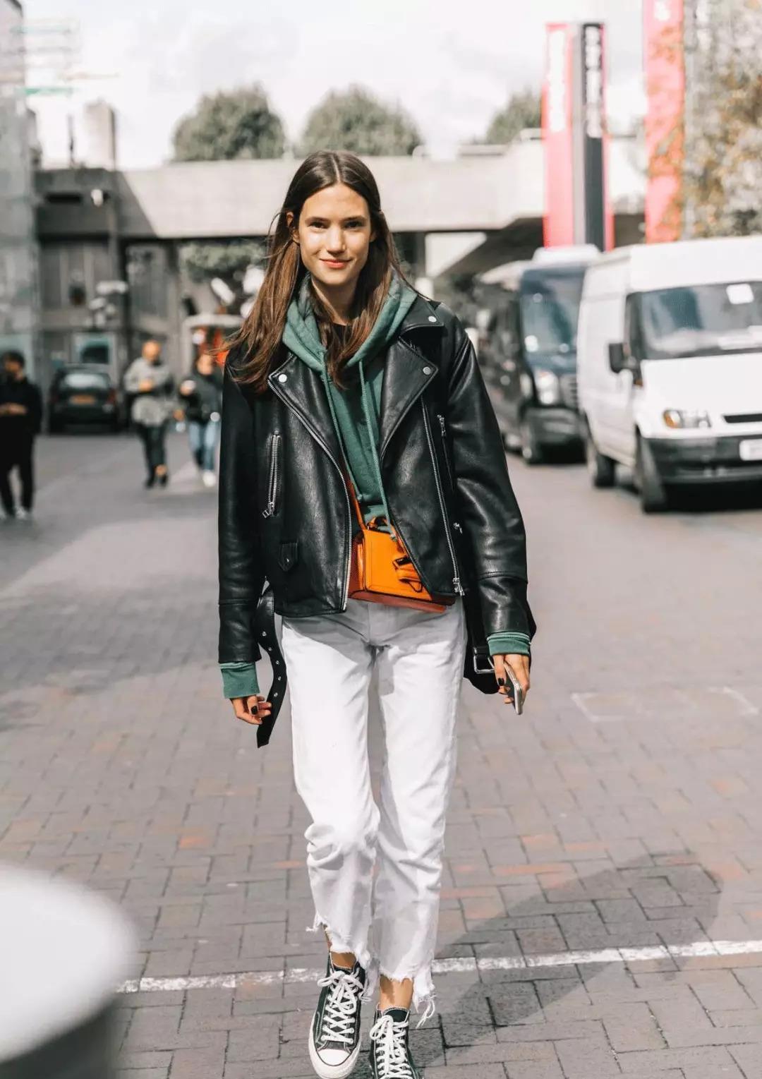 卫衣怎样搭配鞋子