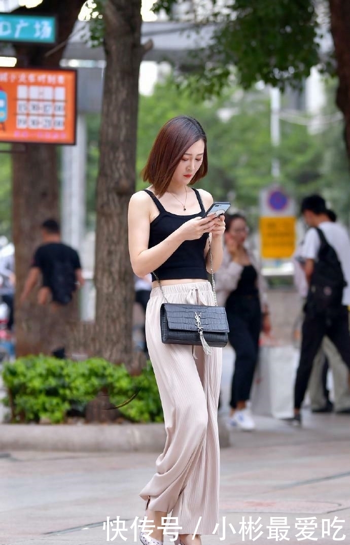  [修长]休闲裤小姐姐，双腿修长吸引人