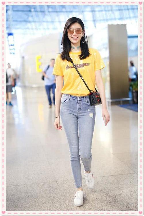 奚梦瑶这下糗大了！穿紧身背心都撑不起来，网友：心疼何煪君！