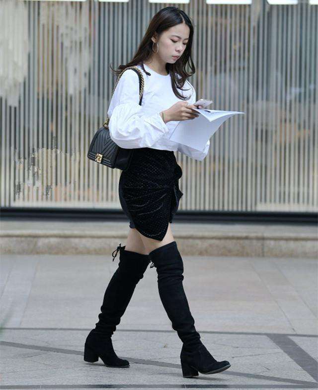 7月街拍：一件黑色的抹布诱惑，小姐姐这连体衣适合“懒人”穿?