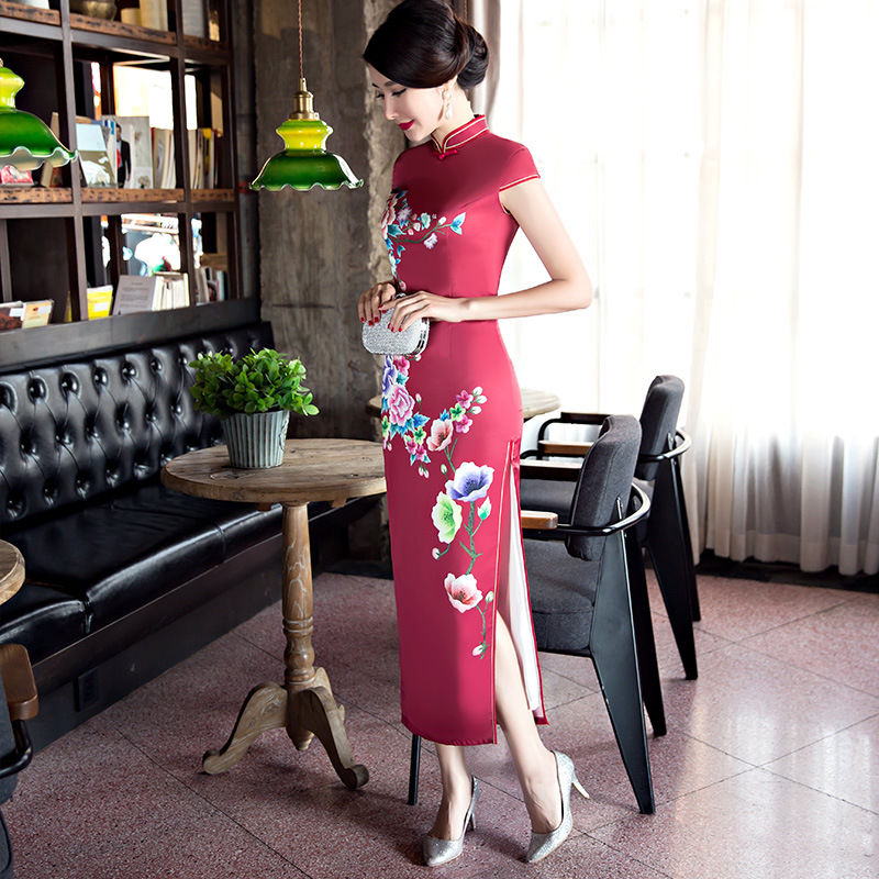 现在女人真会穿，如此妩媚的旗袍穿出去，确实迷人，连女人都喜欢