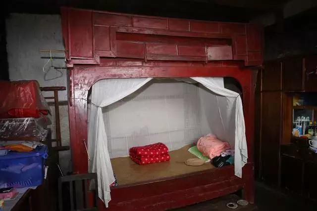 农村俗语“富不住大屋，穷不行远路”，后一句却少有人知