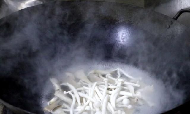 『下入猪肚』猪肚怎么做才好吃?大厨教你一种做法,好吃又下饭,一上桌就抢光