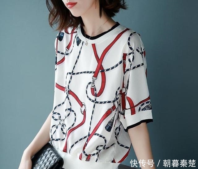  气质@女人不要再穿裙子了，建议穿这宽松大码T恤，搭牛仔裤很显年轻
