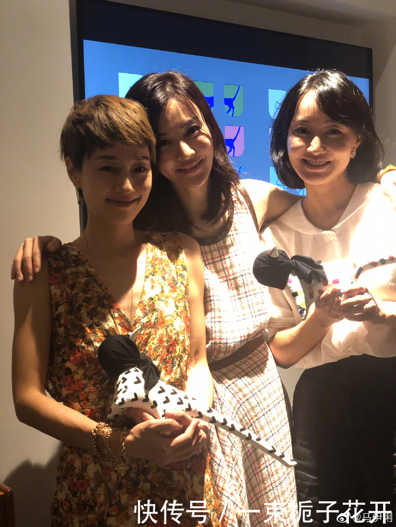 【气质】马伊琍打扮精致和闺蜜聚会,涂橘红色口红站边上,颜值气质双在线