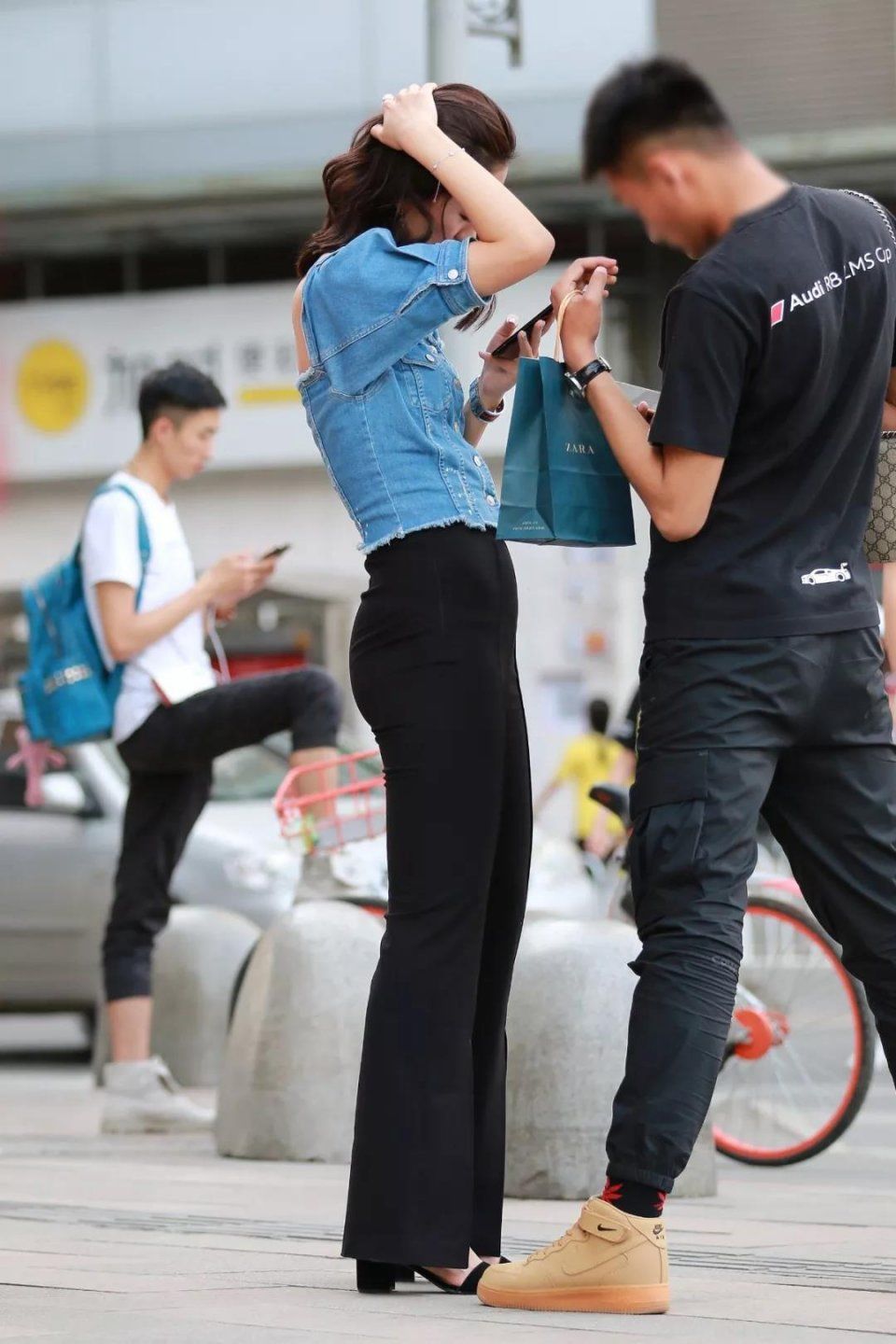 街拍美女：身段特别优美，穿黑裤的风韵性感翘臀美女