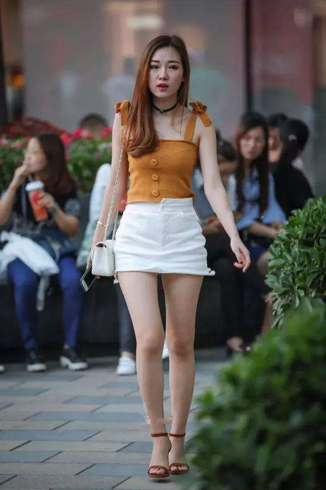 街拍：夏天小姐姐出街单品王，紧身裤VS包臀裙哪个更好看?