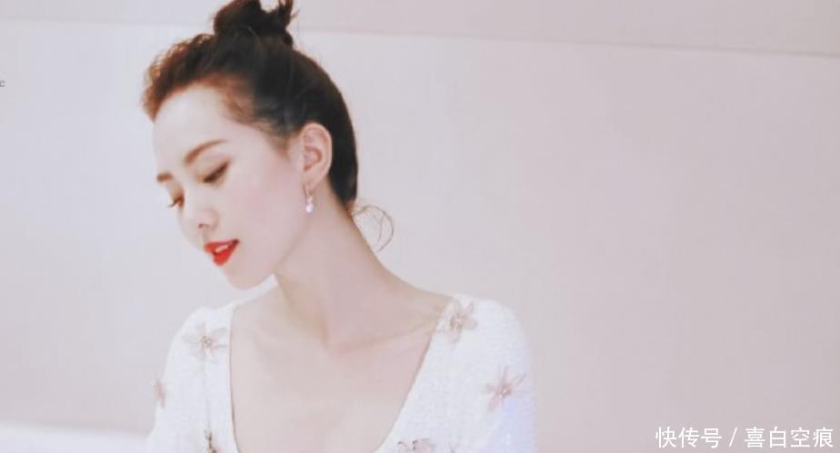 『气质』刘诗诗一点不显老,扎丸子头配一条白色连衣裙,彰显出了优雅气质