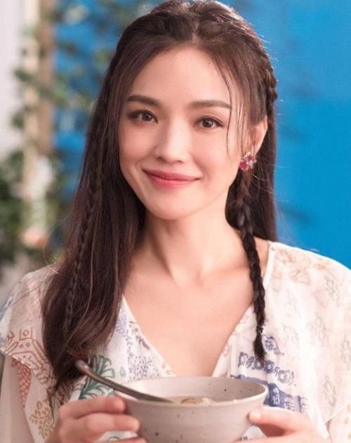 『脸部线条』“网红脸”过时了，“小方脸”才最高级！配上这三种刘海，美极了