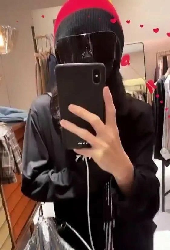 张柏芝:张柏芝大方与二儿子同学合影接地气,三儿子同框出镜很惊喜