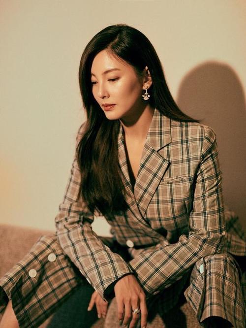 张雨绮可攻可甜,白色礼裙格纹西装统统hold住,网友:仙女本仙!