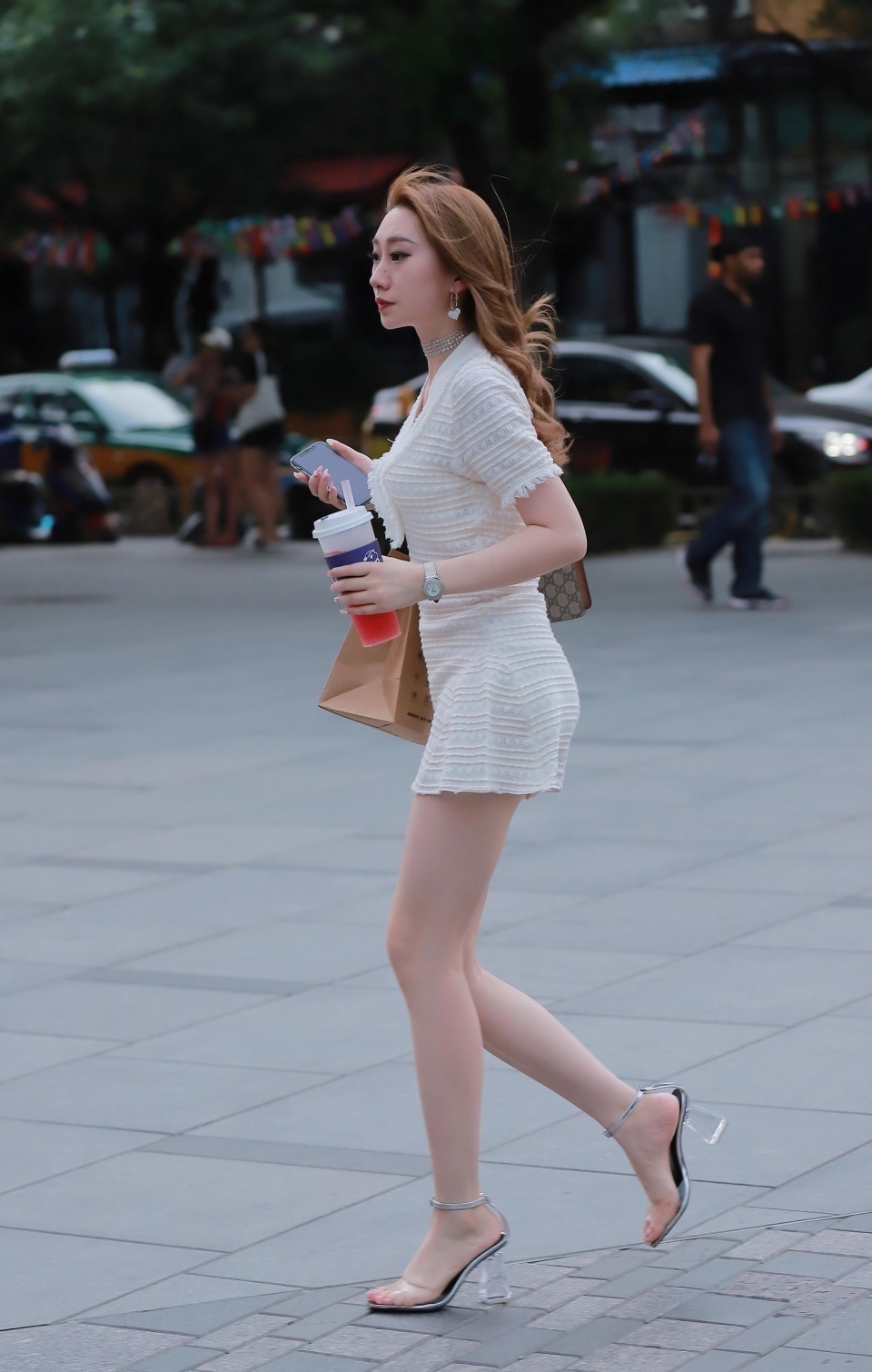 青春时尚的小姑娘，一双大眼睛炯炯有神，充满韵味