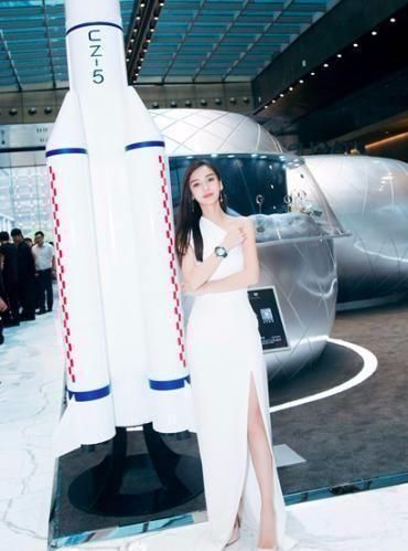 辣妈杨颖太有韵味了,露肩裙高开衩秀美腿,网友:黄晓明也不管管