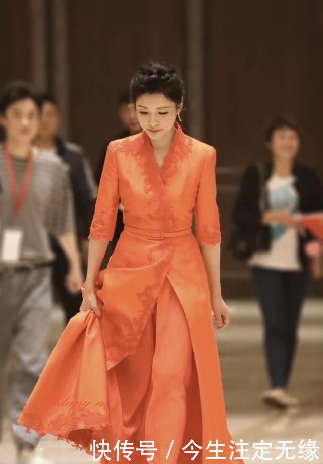『设计使得』著名主持人周涛真会穿,穿刺绣印花连衣裙高级优雅,显东方女性美