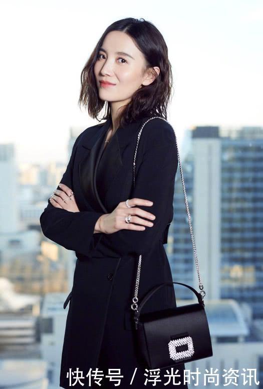 宋佳这是玩脱了？穿着大肥裤子并且横躺在沙发上，不小心暴露本性