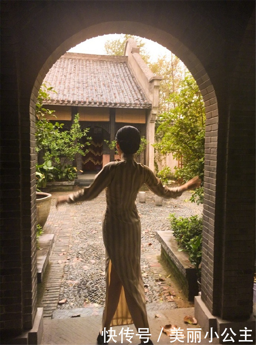 许晴又刷三观！皮裙下穿皮裤就算了，还要硬往靴里塞皮裤！