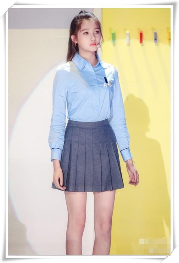 关晓彤和欧阳娜娜同穿短裙，网友：筷子腿还是擎天柱一目了然！