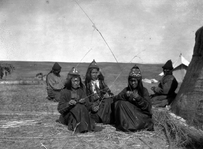 老照片:100年前新疆伊犁地区，特克斯河谷的游牧民族