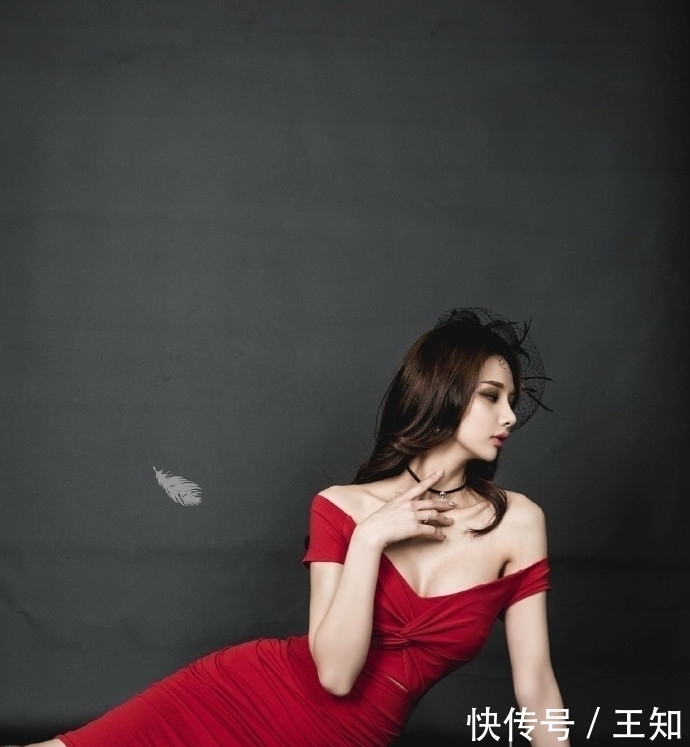 #身材#美女街拍:时尚穿搭的小姐姐,青春靓丽,身材婀娜多姿!