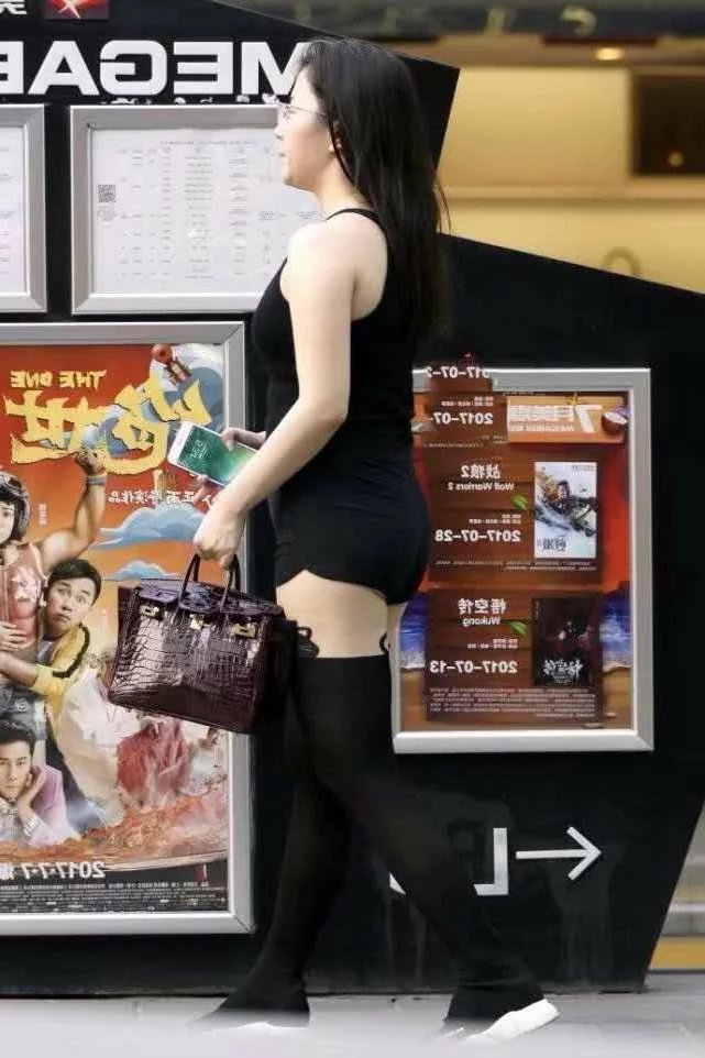 健身过的小姐姐身材就是不一般，性感短裤配黑色长筒袜大秀傲人的