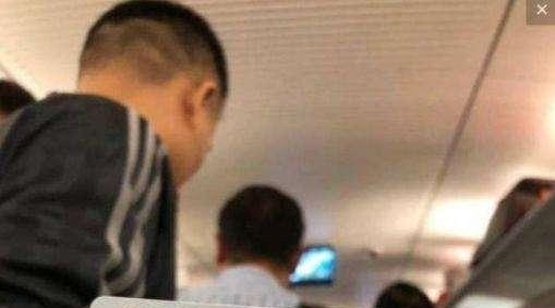  让座@女大学生买的高铁站票不给原乘客让座, 网友竟各执一词