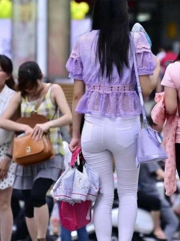 紧身牛仔裤，穿在身上无限的拉高你的腿型，打造整体造型的立体感