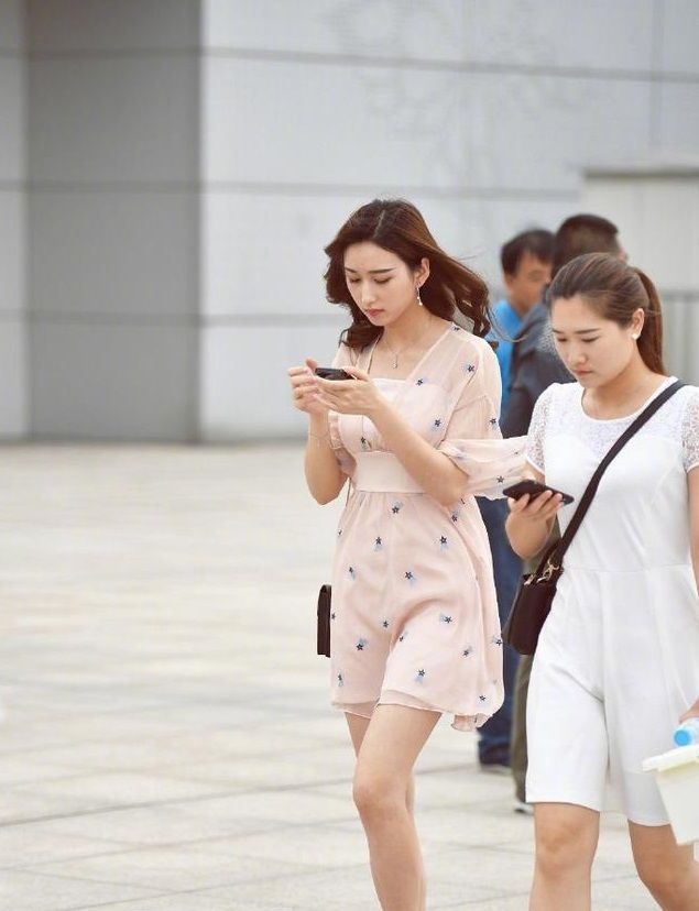 #美妙#街拍:小美女身穿小背心配牛仔裤,美妙身材,显得非常漂亮