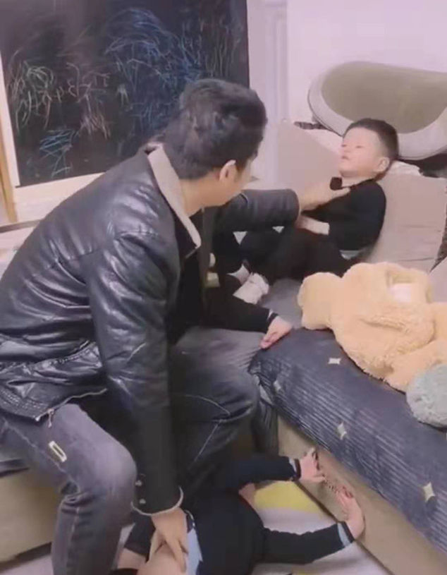 「亲生」女儿被儿子欺负,爸爸的处理方式让妈妈无法淡定,网友:儿子不是亲生的