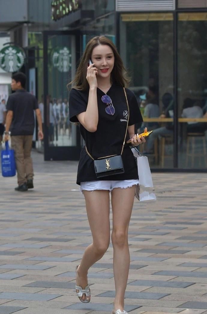 #美女#时尚美女街拍::你们觉得女人腿长重要,还是腿直更重要?