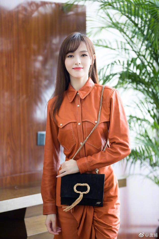 唐嫣真厉害! 穿的吊带裙空荡荡的 网友: 这尺寸没得遮太小了!