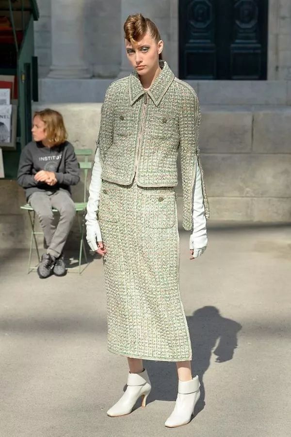 我们在巴黎大皇宫变的书报亭里问了周迅和刘雯一些小秘密……