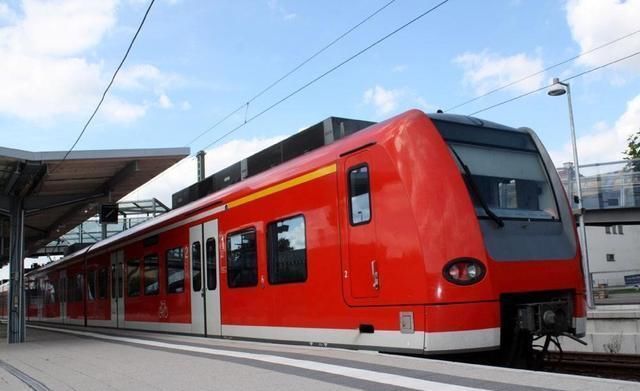 为何火车上厕所的排泄物会直接排在铁轨上？ 原因你知道吗？