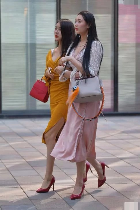 两小姐姐性感迷人出街，一个是阆苑仙葩，一个是美玉无瑕