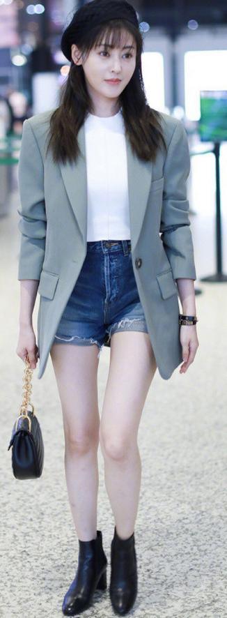 张天爱太猛了!裤子这么紧还敢提到裤裆这儿,网友:显腿长呗!