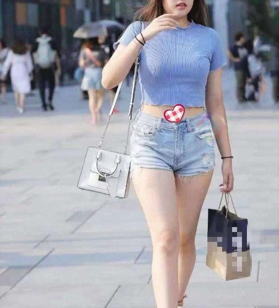  #个性#牛仔热裤穿出高级感，秀出魅力长腿，展露个性穿搭