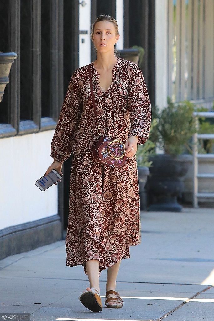 惠特妮素颜出街容貌姣好御姐范十足  碎花连衣裙搭配迷你包包玩复