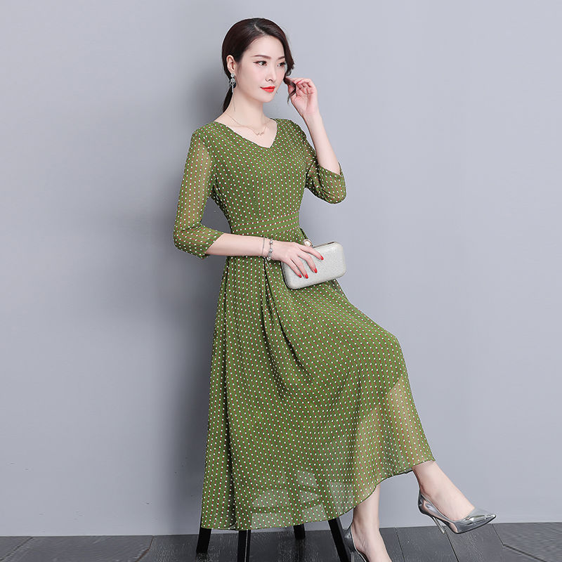 51岁大嫂真会穿!专挑“欧版”A字裙+踝鞋，美的让人措手不及