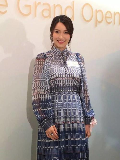 怀孕的李亚男,微跟鞋现身,身材圆润,网友:这才是怀孕的样子!