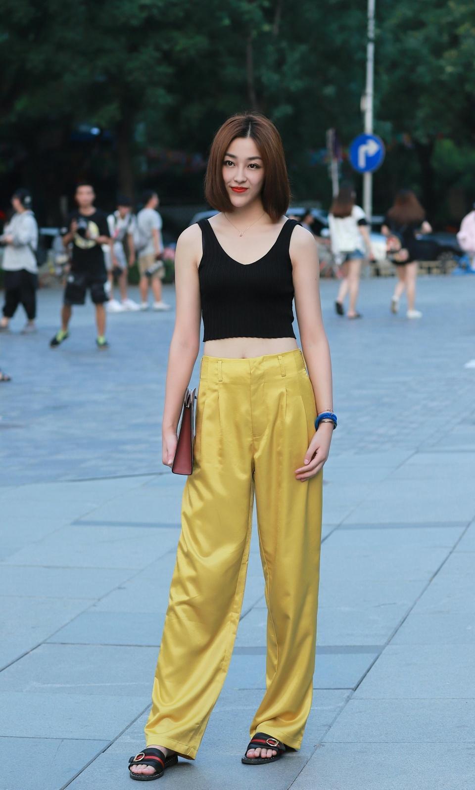 街拍：美女一身清凉穿搭非常好看，给人光鲜靓丽的感觉！