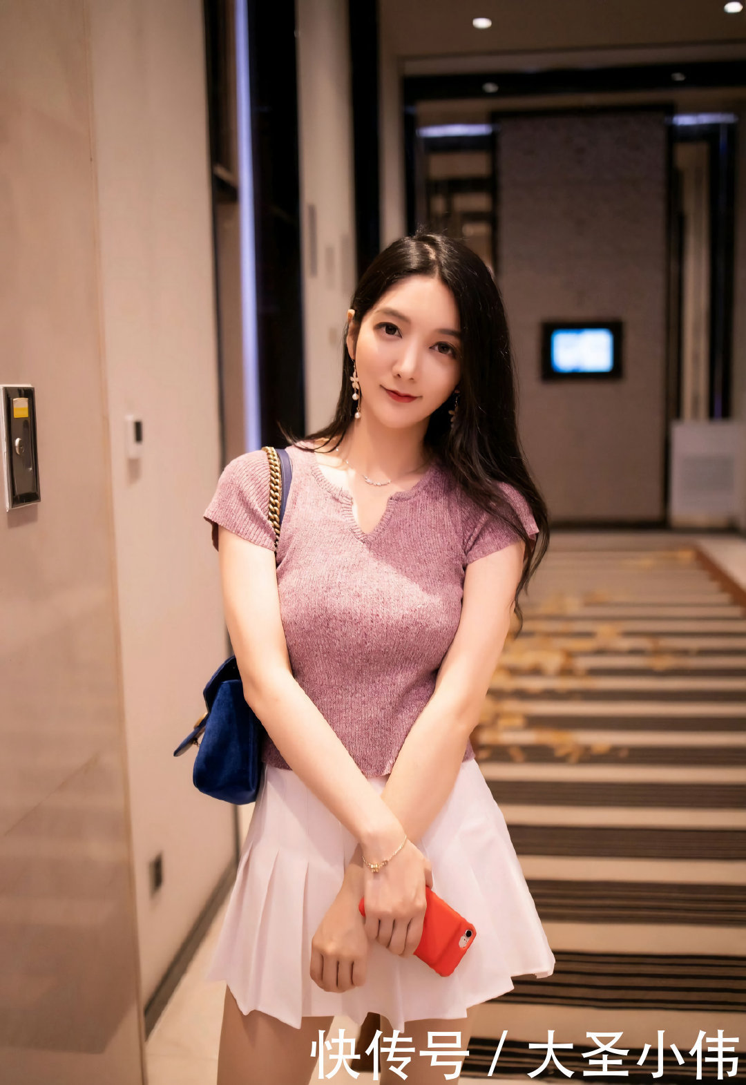  短袖|美女街拍：穿紫色短袖和白色短裙的美女，说女孩子住酒店注意事项