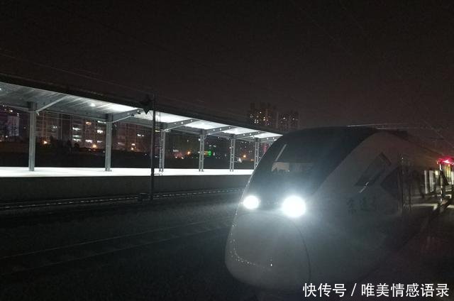  [候车]中国最破一等火车站需蹲大街上候车，样子不如镇级站却还