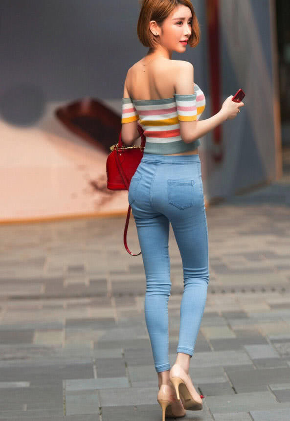 气质小姐姐紧身衣勾勒出傲人上围，劲爆的身材很有风情